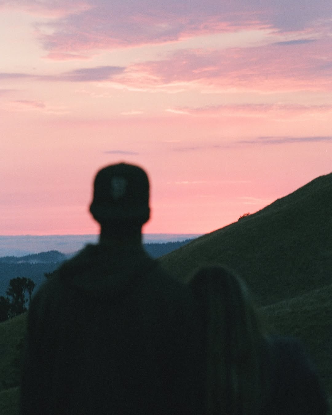 With you, every sunset becomes poetry.

📸 #NikonF3
🎞️ #fujifilmsperiapremium400 
🧪 #nicefilmclub 

#shootfilmmag #loadfilm #photocinematica #magazine35mm #stademagazine #filmphotography #filmtweakers #shootitwithfilm #thefilmsorority #filmforall #shootfilmstaybroke #baeareafilm #sunset #sunsetphotography #cinematography