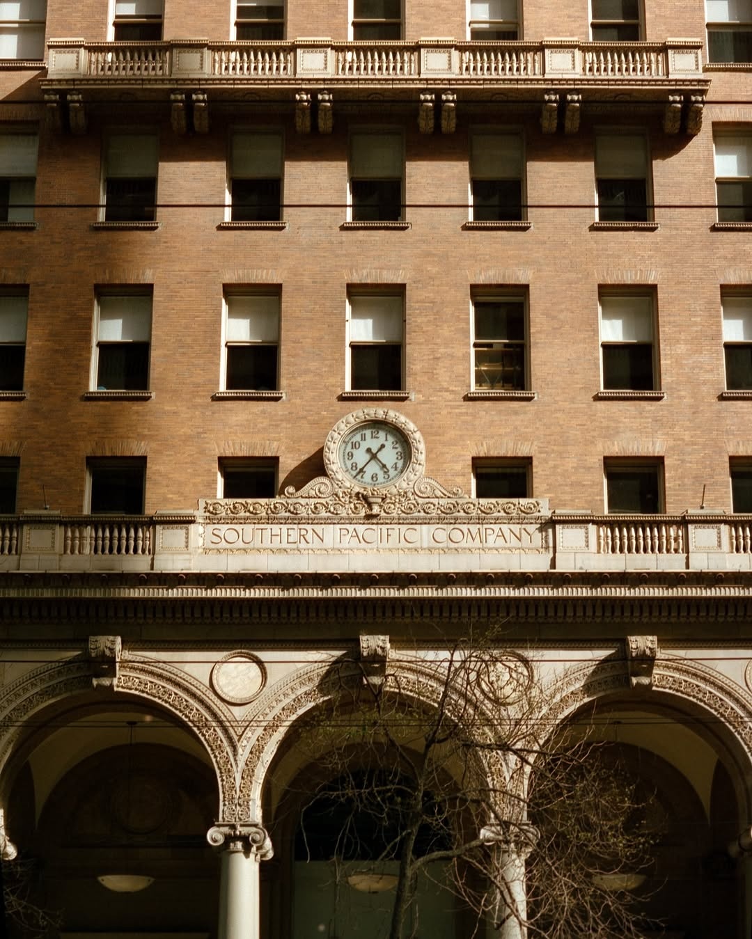 Walking in SF with 🎞️

📸 #hasselblad 205TCC
🎞️ #cinestill400d 
🧪 #kodak 
#shootfilmmag #loadfilm #photocinematica #magazine35mm #stademagazine #filmphotography #filmtweakers #shootitwithfilm #thefilmsorority #filmforall #shootfilmstaybroke #cinestill #baeareafilm #dailyfilm #sanfrancisco #filmcollection