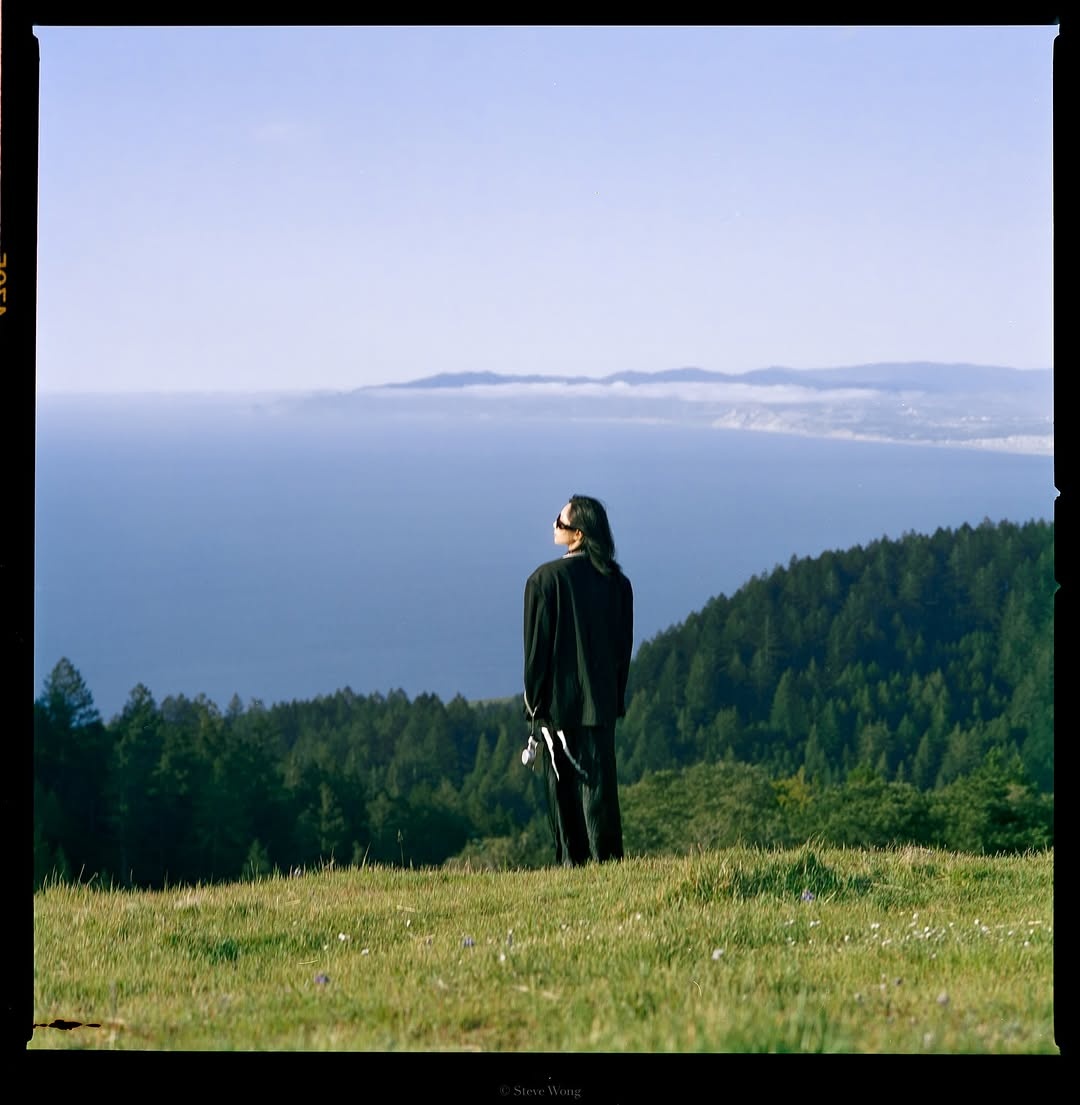 A clear day on Mt Tamalpais, captured on CineStill 50D.
There’s something magical about this film—how it renders light with such softness,
how it turns an ordinary swing into a frame from a quiet film.
No rush, just light, wind, and the slow rhythm of walking uphill with a camera.

📸 #hasselblad 205TCC
🎞️ #cinestill50d

#shootfilmmag #loadfilm #photocinematica #magazine35mm #stademagazine #filmphotography #filmtweakers #shootitwithfilm #thefilmsorority #filmforall #shootfilmstaybroke #cineatill #baeareafilm #humming_magazine #thenoirfilm #noirfilm #earthonfilm
