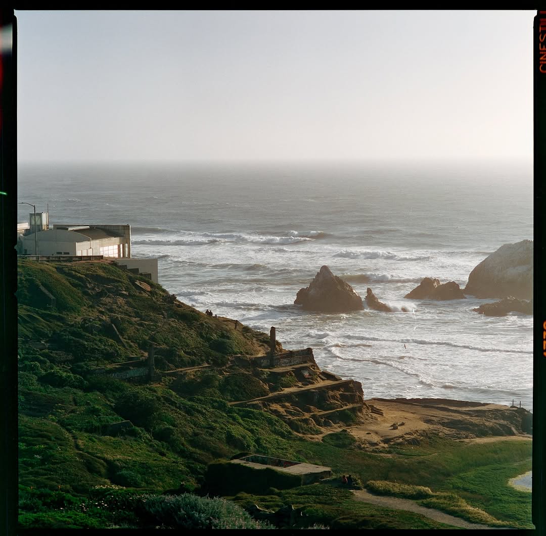 Lands End, again and again.
The view never fades, the feeling never ends.

📸 #hasselblad 205TCC
🎞️ #cinestill400D
🧪 #kodak 

#shootfilmmag #loadfilm #photocinematica #magazine35mm #stademagazine #filmphotography #filmtweakers #shootitwithfilm #thefilmsorority #filmforall #shootfilmstaybroke #cinestill #baeareafilm