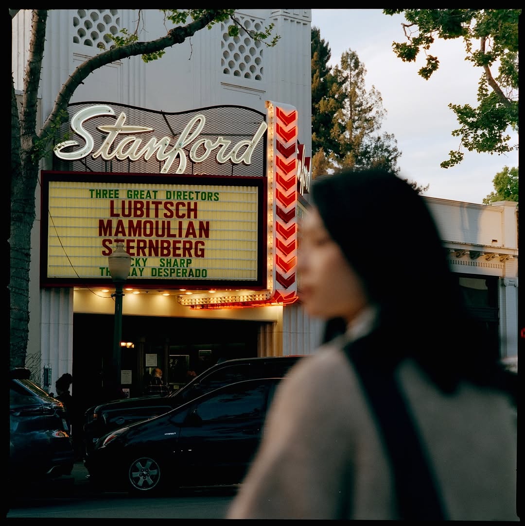 ᴡᴀʟᴋᴇᴅ ᴘᴀsᴛ sᴛᴀɴғᴏʀᴅ’s ɢʟᴏᴡ 
ғᴇʟᴛ ʟɪᴋᴇ ɪ sᴛᴇᴘᴘᴇᴅ ɪɴᴛᴏ ᴀ sᴄᴇɴᴇ 
ʙʟᴜʀʀᴇᴅ ᴇᴅɢᴇs, ᴏʟᴅ ᴅɪʀᴇᴄᴛᴏʀs 
ᴄɪɴᴇᴍᴀ ɪɴ ʀᴇᴀʟ ʟɪғᴇ

📸 #hasselblad 205TCC
🎞️ #cinestill800 
🧪 #kodak 

#shootfilmmag #loadfilm #photocinematica #magazine35mm #stademagazine #filmphotography #filmtweakers #shootitwithfilm #thefilmsorority #filmforall #shootfilmstaybroke #cinestill #baeareafilm #cinestill800t #cinestillfilm #goldmoony #simplyfilmmag #simplyfilmmagazine #lowqualityfilm #madewithkodak