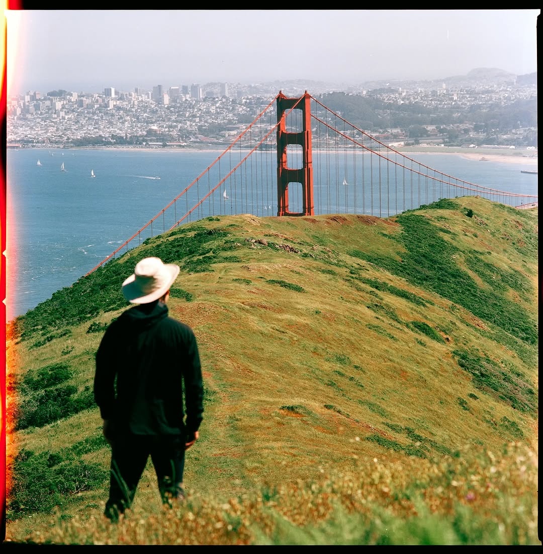 A moment of stillness before the city rush 🎞️

📸 #hasselblad 205TCC
🎞️ #cinestill800 
🧪 #kodak 

#shootfilmmag #loadfilm #photocinematica #magazine35mm #stademagazine #filmphotography #filmtweakers #shootitwithfilm #thefilmsorority #filmforall #shootfilmstaybroke #cinestill #baeareafilm #cinestill800t #cinestillfilm #goldmoony #simplyfilmmag #simplyfilmmagazine #lowqualityfilm #madewithkodak