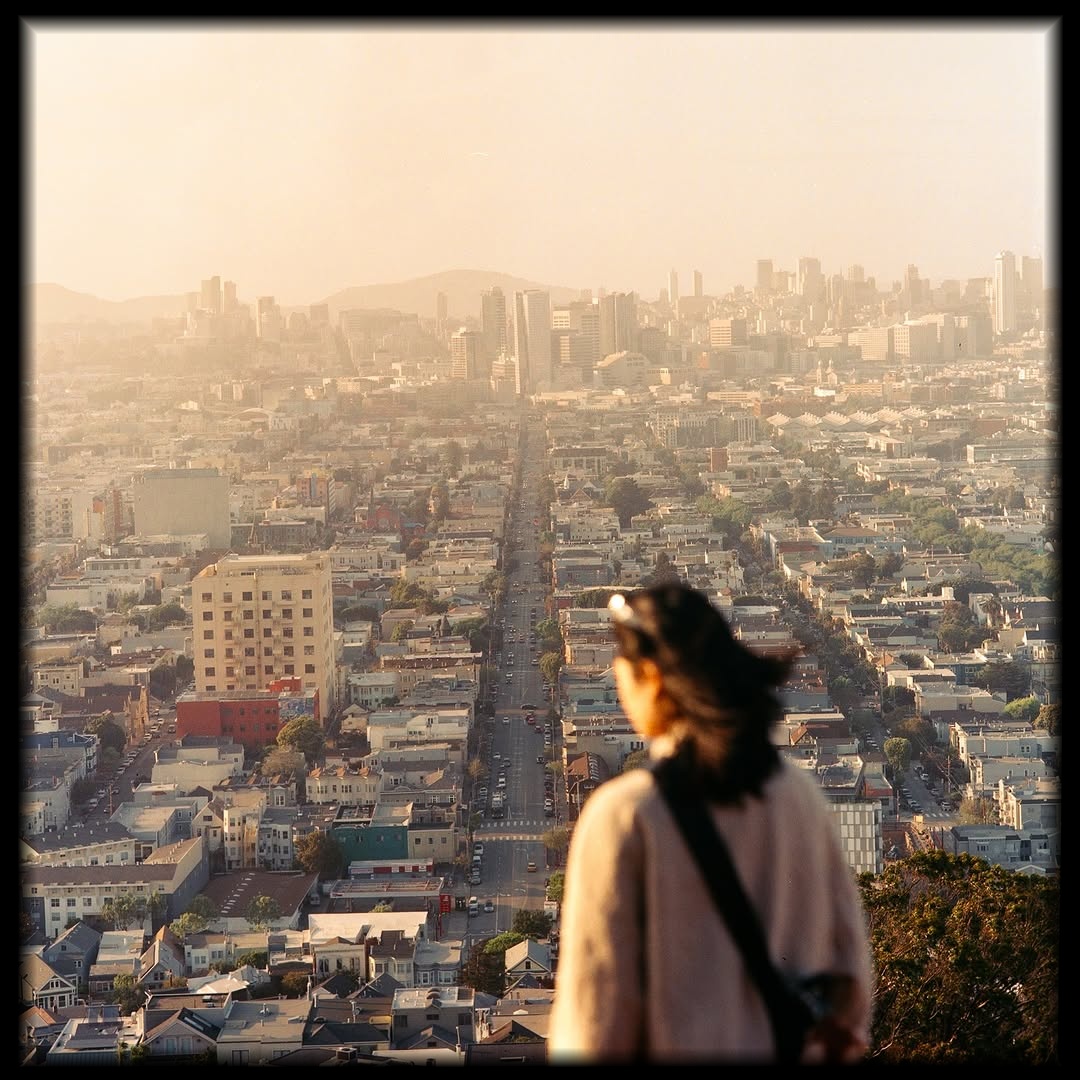 Dreamy moments on 🎞️ 

📸 #hasselblad205tcc 
🎞️ Mix #lomo400 and #cinestill800 
📍#sanfrancisco 
👨🏻‍🔬Developed and Scanned by myself 

#shootfilmmag #loadfilm #photocinematica #magazine35mm #stademagazine #filmphotography #filmtweakers #shootitwithfilm #thefilmsorority #filmforall #shootfilmstaybroke#photocinematica #magazine35mm #earthminimal #HeyLomography #lomographycamera #120mmfilm #lomo400 #cinestill