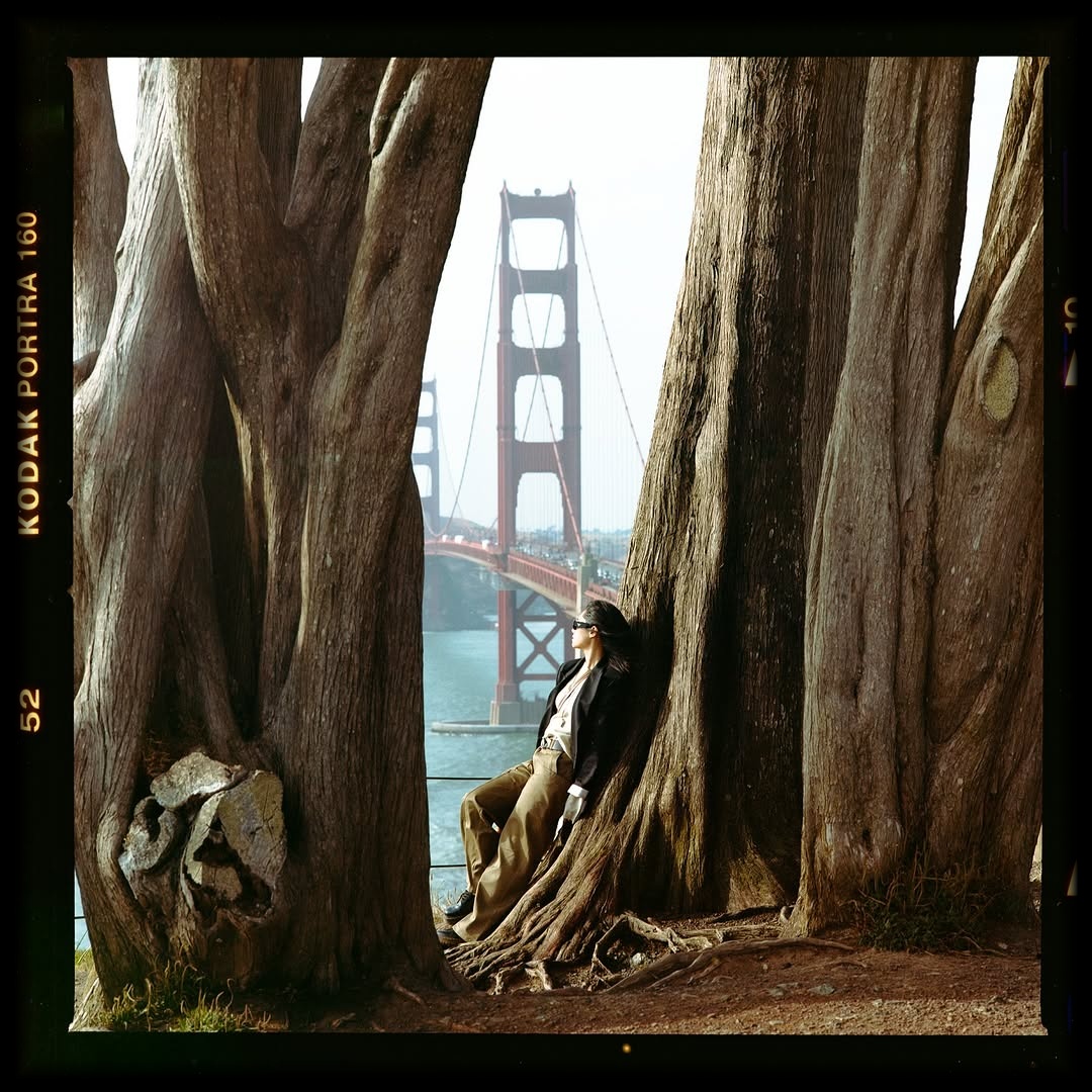 Framed by Giants, Touched by the Bridge 🎞️

📸 #hasselblad205tcc
🎞️ #kodakportra160 
📍#sanfrancisco 
🧪 Developed and scanned by myself 
#shootfilmmag #loadfilm #photocinematica #magazine35mm #stademagazine #filmphotography #filmtweakers #shootitwithfilm #thefilmsorority #filmforall #shootfilmstaybroke#photocinematica #magazine35mm #kodak #kodakprofessional #kodak #kodakprofessional #hummingmag #kodakphotography #kodakmoments #kodakfilm #madewithkodak