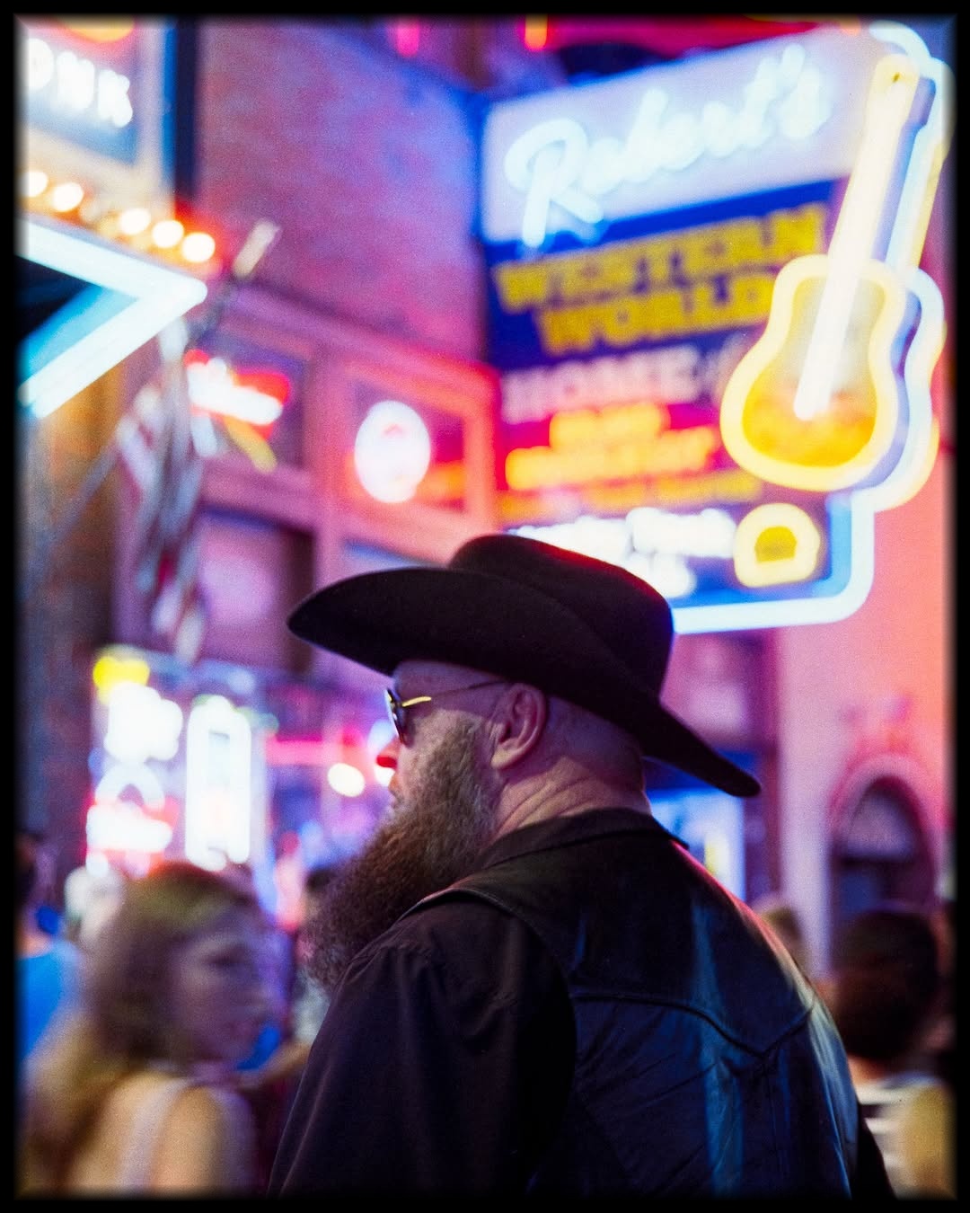 Neon Cowgirls and Quiet Cowboys — A Night in Nashville on CineStill 800T 🎞️ @cinestillfilm 

I searched every film shop near downtown Nashville before finally finding the last two rolls of CineStill 800T.
That night, I hit the streets with no plan — just neon lights, passing faces, and a camera loaded with cinematic dreams.
The city buzzed like a jukebox on repeat, and every stranger felt like a character waiting to be framed.
Nashville gave me stories. CineStill gave them glow.

📸 #eos3 
🎞️ #cinestill800t
🧪Developed and scanned by myself
#shootfilmmag #loadfilm #photocinematica #magazine35mm #stademagazine #filmphotography #filmtweakers #shootitwithfilm #thefilmsorority #filmforall #shootfilmstaybroke#photocinematica #hummingmag #magazine35mm #kodak #cinestill #cinestill800
