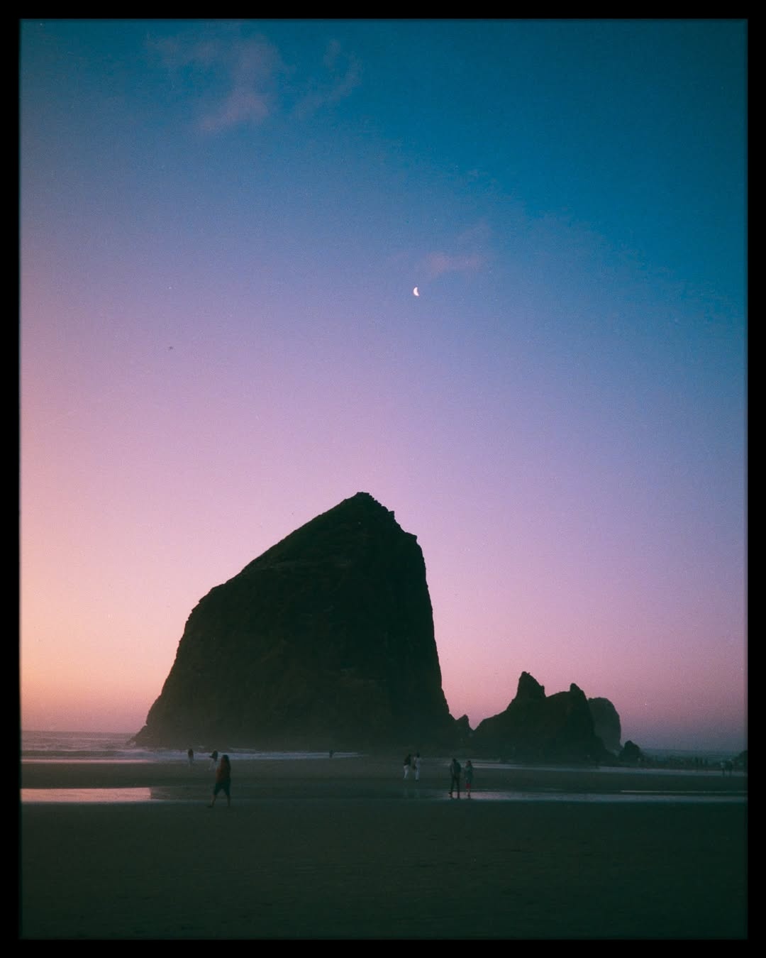 Moments painted in twilight hues. 🎞️

📸 #minoltatc1 
🎞️ #fujifilmsuperiapremium400 
📍#oregoncoast 

#filmphotography #filmisnotdead #shotonfilm #35mm #leicam6 #earthminimal #simplyfilmmag #ishootfujifilm #ishootfilm #shootfilmmag #loadfilm #photocinematica #magazine35mm #stademagazine #filmphotography #filmtweakers #shootitwithfilm #thefilmsorority #filmforall #shootfilmstaybroke #hummingmag