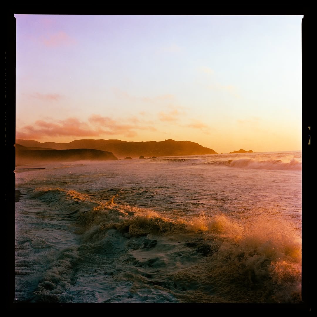 The dreamy sunset moments in Pacifica. 🎞️

📸 hasselblad205tcc
🎞️ kodakportra400 #kodak 
📍california 
🧪 Developed and scanned by myself using #csnegativeplus @cinestillfilm #madewithkodak