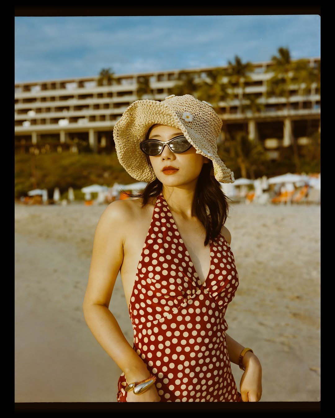 Golden moments on Big Island 🎞️

The Makina 67 is one of those cameras that feels almost unreal when you actually use it. It looks understated, but every frame that comes out of it has this unmistakable clarity and depth — that mix of medium-format sharpness and a gentle, cinematic falloff.

One little detail I love: the frames have rounded corners instead of sharp edges. It’s subtle, but it gives every photo this soft, almost postcard-like character. Paired with the Nikkor 80mm f/2.8, the images feel clean, warm, and just a bit dreamy — especially under Hawaiian light.

What surprised me is how practical it is for a 6×7 camera. It folds flat, packs easily, and feels made for wandering. The rangefinder takes a minute to get used to, but once it clicks, focusing becomes quick and intuitive. And when the patch aligns, the sharpness really hits.

This roll was shot while exploring Big Island with my wife, and the Makina feels perfect for moments like these: quiet, sun-soaked, a little cinematic. It doesn’t just record the scene — it preserves the atmosphere.

For a test roll, I’m honestly impressed.
Now I understand why people call it one of the best travel medium-format cameras ever made.

📸 #makina67 
🎞️ kodakportra400 #kodak 
📍#hawaii #bigisland 
🧪 Developed and scanned by myself using #csnegativeplus @cinestillfilm #madewithkodak #kodak #kodakprofessional #hummingmag #kodakphotography #kodakmoments #kodakfilm